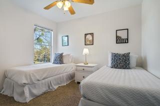Spacious 8-Bed Home Near Tesla & Samsung Plants - 9
