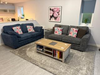 Superb 2 bed 2 bathroom free parking - 0