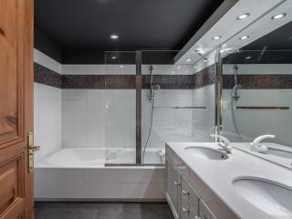 Courchevel 1850: Appartement spacieux 180m2, 3 chambres, 7 pers, centre station - FR-1-564-112 - 2