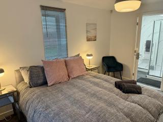 Superb 2 bed 2 bathroom free parking - 9
