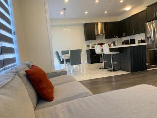 Luxury 4BR Family Retreat in Thorold, Just 10 Mins from Niagara Falls, Clifton Hill & Wineries Free Wi-Fi, Free Parking - 1