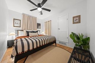 Zen Bungalow - Hot Tub & Close to Main - 8