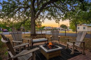 Zen Bungalow - Hot Tub & Close to Main - 5