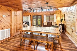 Spacious 4BR 4BA w Hot tub, Wi-Fi, HOA Pool, Pets - 1