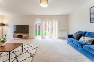 Spacious 4-Bed Contractor Home in Stoke Gifford, Bristol, with access to Bristol Parkway, free parking, and Wi-Fi - 5