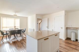 Spacious 4-Bed Contractor Home in Stoke Gifford, Bristol, with access to Bristol Parkway, free parking, and Wi-Fi - 2