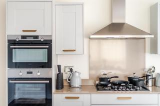 Spacious 4-Bed Contractor Home in Stoke Gifford, Bristol, with access to Bristol Parkway, free parking, and Wi-Fi - 1