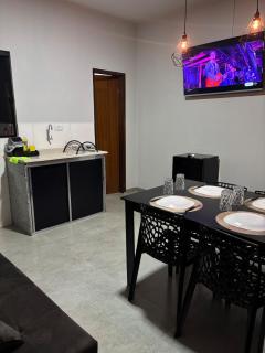 Apto Luxo Centro de Bandeirantes PR - Ar Condicionado, TV Smart, Frigobar,Wifi e Sacada - 1