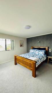 Family friendly Home with views of Manukau and Auckland city - 8