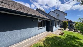 Family friendly Home with views of Manukau and Auckland city - 0