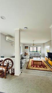 Family friendly Home with views of Manukau and Auckland city - 4