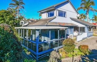 Family friendly Home with views of Manukau and Auckland city - 1