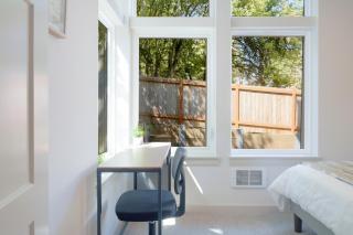 Modern Townhome with Lakeview - 8