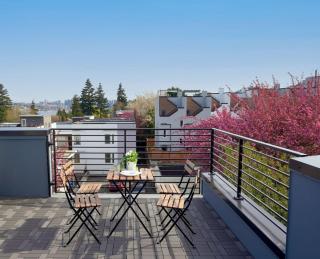 Modern Townhome with Lakeview - 7