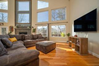 Lakeshore Retreat with Lake Lanier views & hot tub - 1