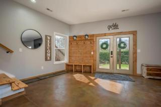 Lakeshore Retreat with Lake Lanier views & hot tub - 2