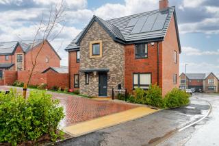 Spacious 4-Bed Contractor Home in Stoke Gifford, Bristol, with access to Bristol Parkway, free parking, and Wi-Fi - 0