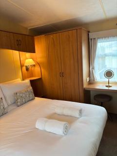 Seaside Escape 2-Bed Caravan at Seven Bays Park - 9