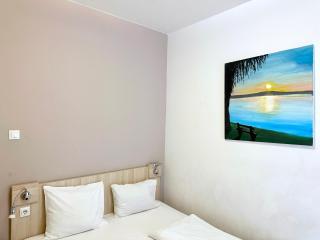 Prime Stay - Deluxe 2 Bedroom Family Apartment with Balcony - 3