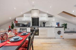 Luxury 3BR Skyline Views Sleeps 7 Fast Wifi - 0