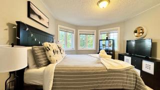 Designer 4BR Retreat, Luxe Living & Family-Friendly Fun - 9