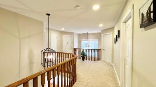 Designer 4BR Retreat, Luxe Living & Family-Friendly Fun - 8