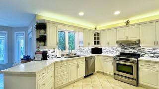 Designer 4BR Retreat, Luxe Living & Family-Friendly Fun - 7