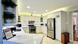 Designer 4BR Retreat, Luxe Living & Family-Friendly Fun - 1