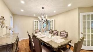 Designer 4BR Retreat, Luxe Living & Family-Friendly Fun - 2