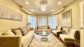 Designer 4BR Retreat, Luxe Living & Family-Friendly Fun - 8