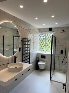 Private Detached Guest House with full kitchen living room and utility room Completely Separate from the Main House - 2