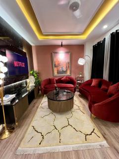 The Crimson Lounge - 3BR Apt Balcony with Basement Parking - 0