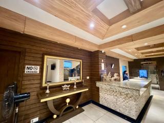 The Crimson Lounge - 3BR Apt Balcony with Basement Parking - 6