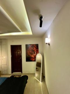 The Crimson Lounge - 3BR Apt Balcony with Basement Parking - 4