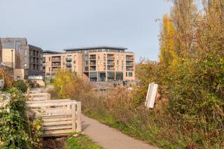 Modern Canal-Side Apartment in Milton Keynes - 9