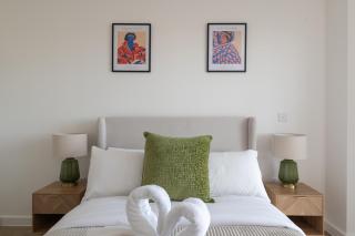 Modern Canal-Side Apartment in Milton Keynes - 4