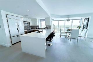 Bal Harbour Beach Hideaway Walk to the Water - 7