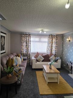 Charming 2 Bed Modern Guest House with Free Parking up to 3 cars - 9