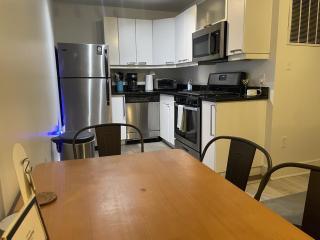Charming 2BD1BA in Hip Area - Near Metro - 7