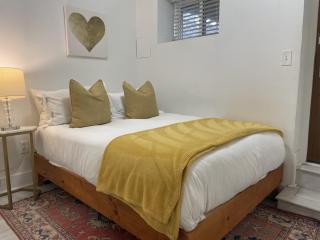 Charming 2BD1BA in Hip Area - Near Metro - 4