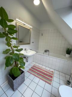 Zwei Zimmer, Küche, Badezimmer, Aufenthaltsraum - 2