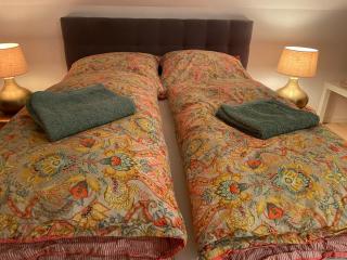 Zwei Zimmer, Küche, Badezimmer, Aufenthaltsraum - 1