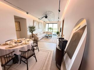 Golf view living by FlamingoAmber Dubai - 0