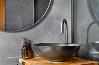 Luxury Container and Cabin with Outdoor Bath - 9