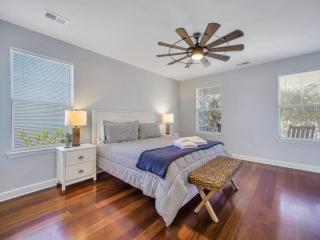 Coastal Quarters in Bluffton - Dog Friendly! Bluffton Park Lowcountry Charmer - 1