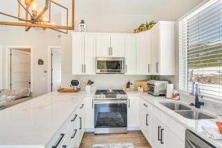 Romantic Mountain Retreat with Scenic Views! - 4