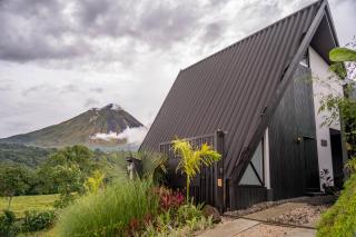 Charming Volcano Retreat w Hot Tub & Deck - 8