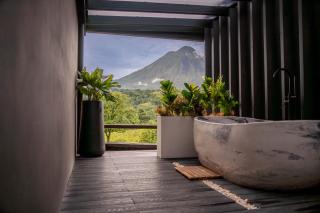 Charming Volcano Retreat w Hot Tub & Deck - 9