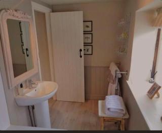 Cozy tucked-away Barn conversion in Matlock Green - 6