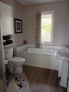 Biking, Hiking, Getaways & Relaxation Retreats - Visit the VT Chocolate Room - Large & Cozy, Homey, Jacuzzi Tub, Scenic Walks - 7